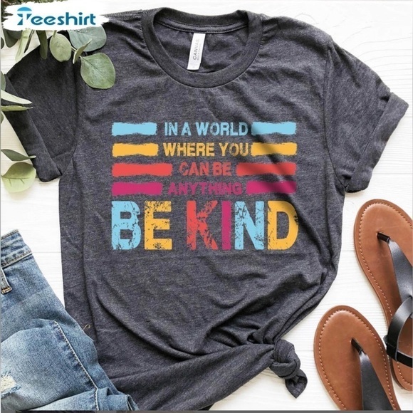 NWT Unisex Graphic “Be Kind” Short Sleeve Crewneck Tee Shirt Grey Size Small 🆕 - Picture 1 of 12